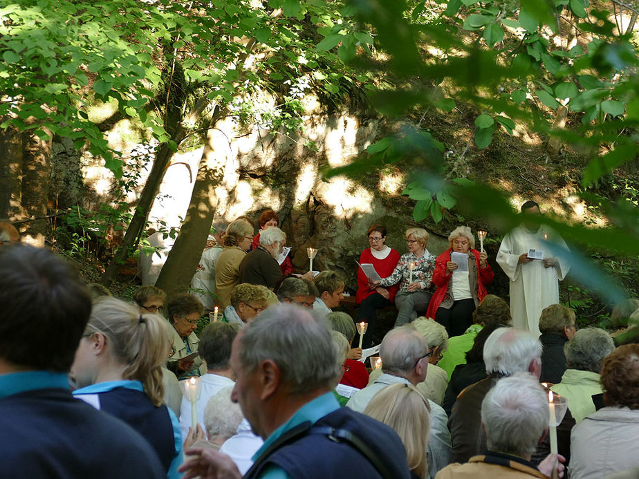 Maiandacht mit Krönung der Fatima-Madonna (Foto: Karl-Franz Thiede)